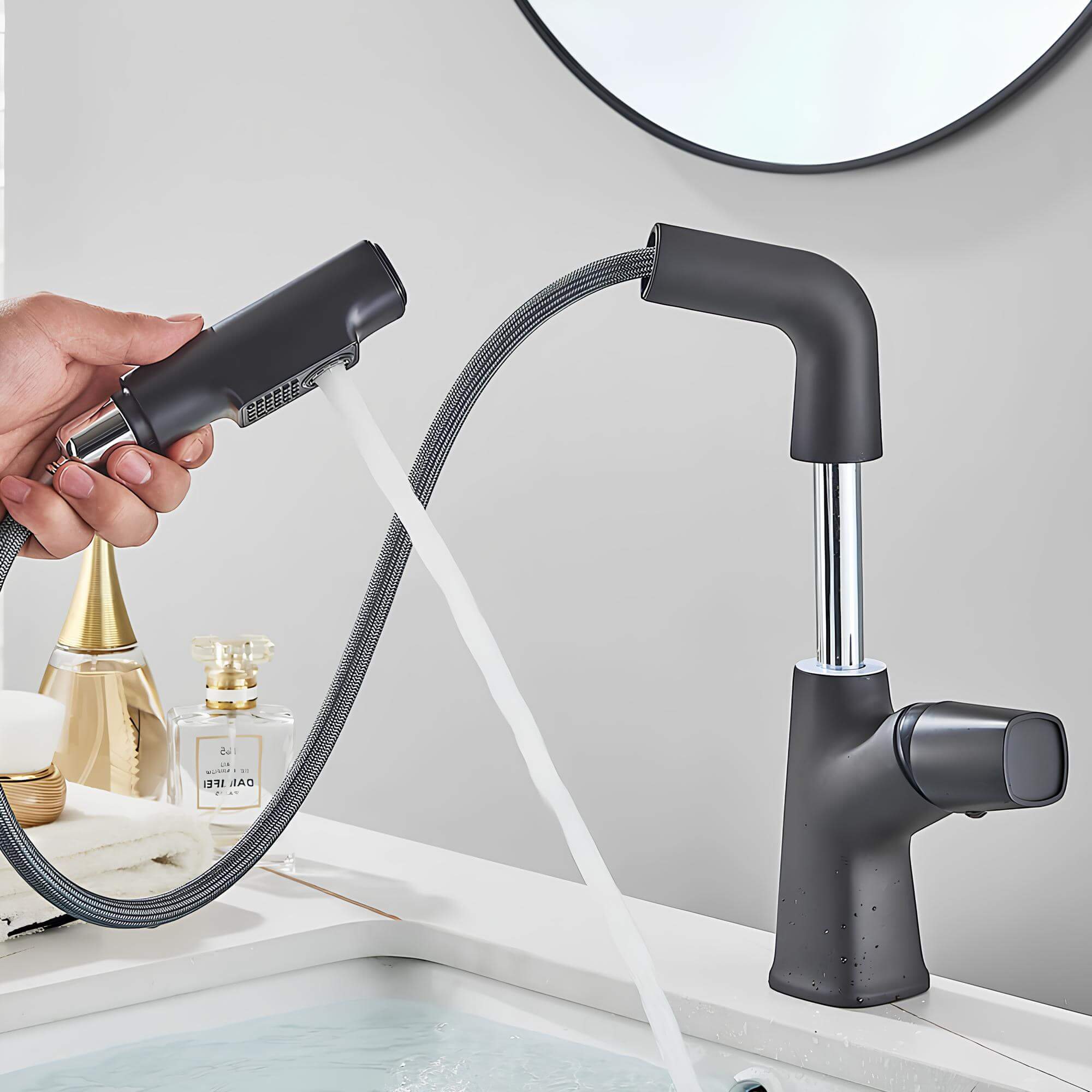 Adjustable kitchen faucet with integrated sprayer and 360° rotation