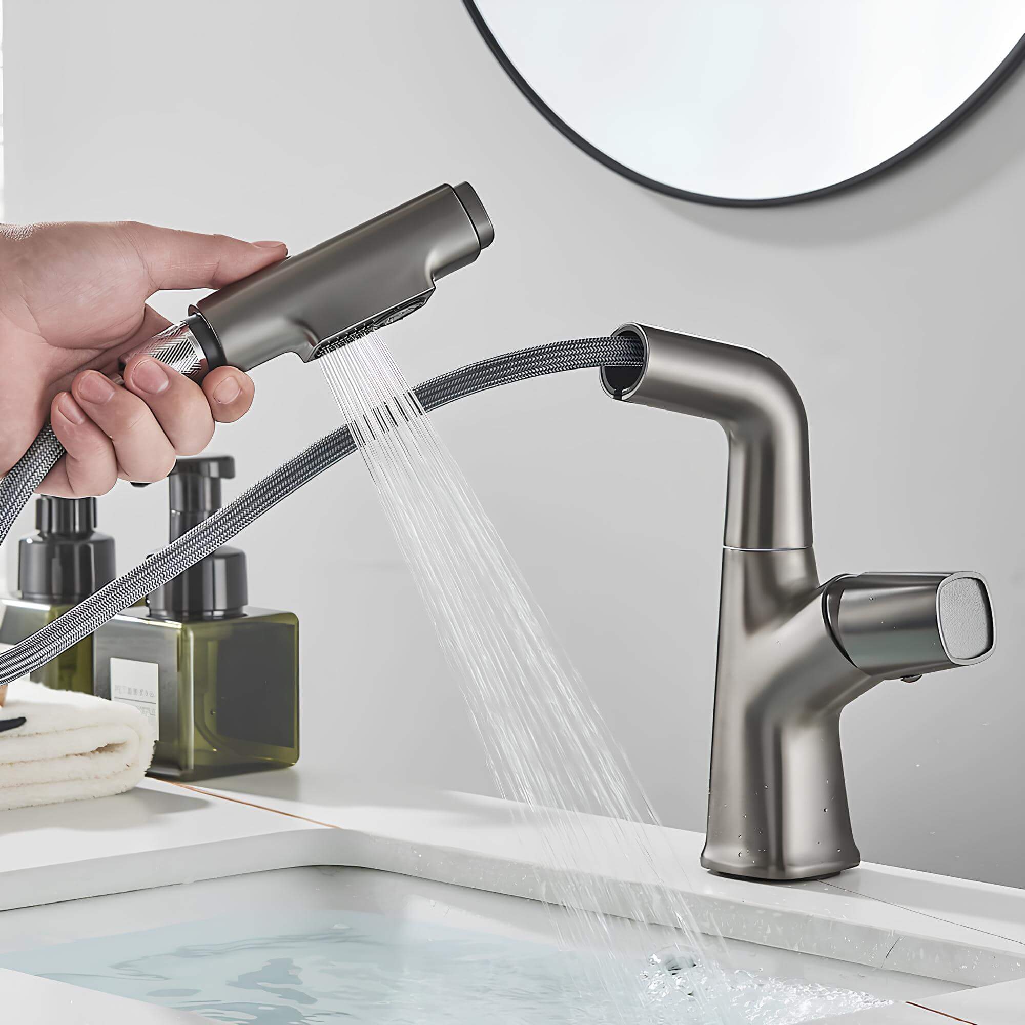 Adjustable kitchen faucet with integrated sprayer and 360° rotation