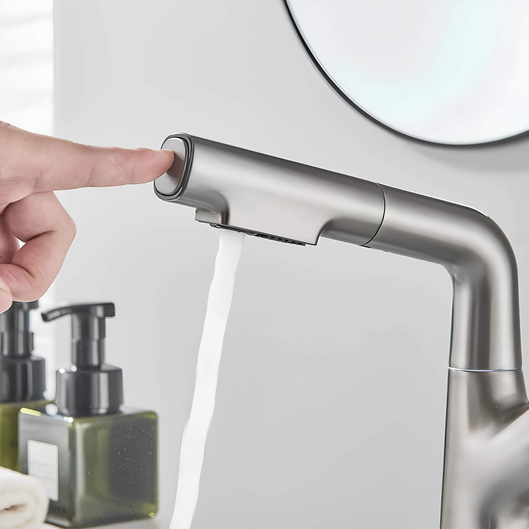 Adjustable kitchen faucet with integrated sprayer and 360° rotation