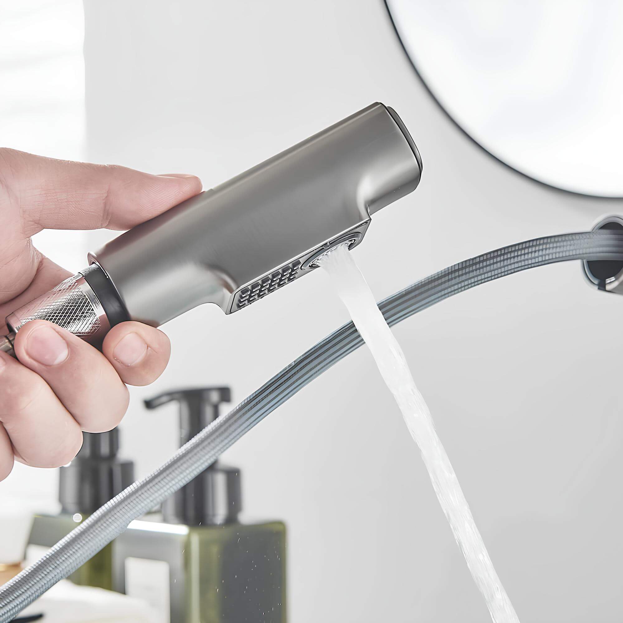 Adjustable kitchen faucet with integrated sprayer and 360° rotation