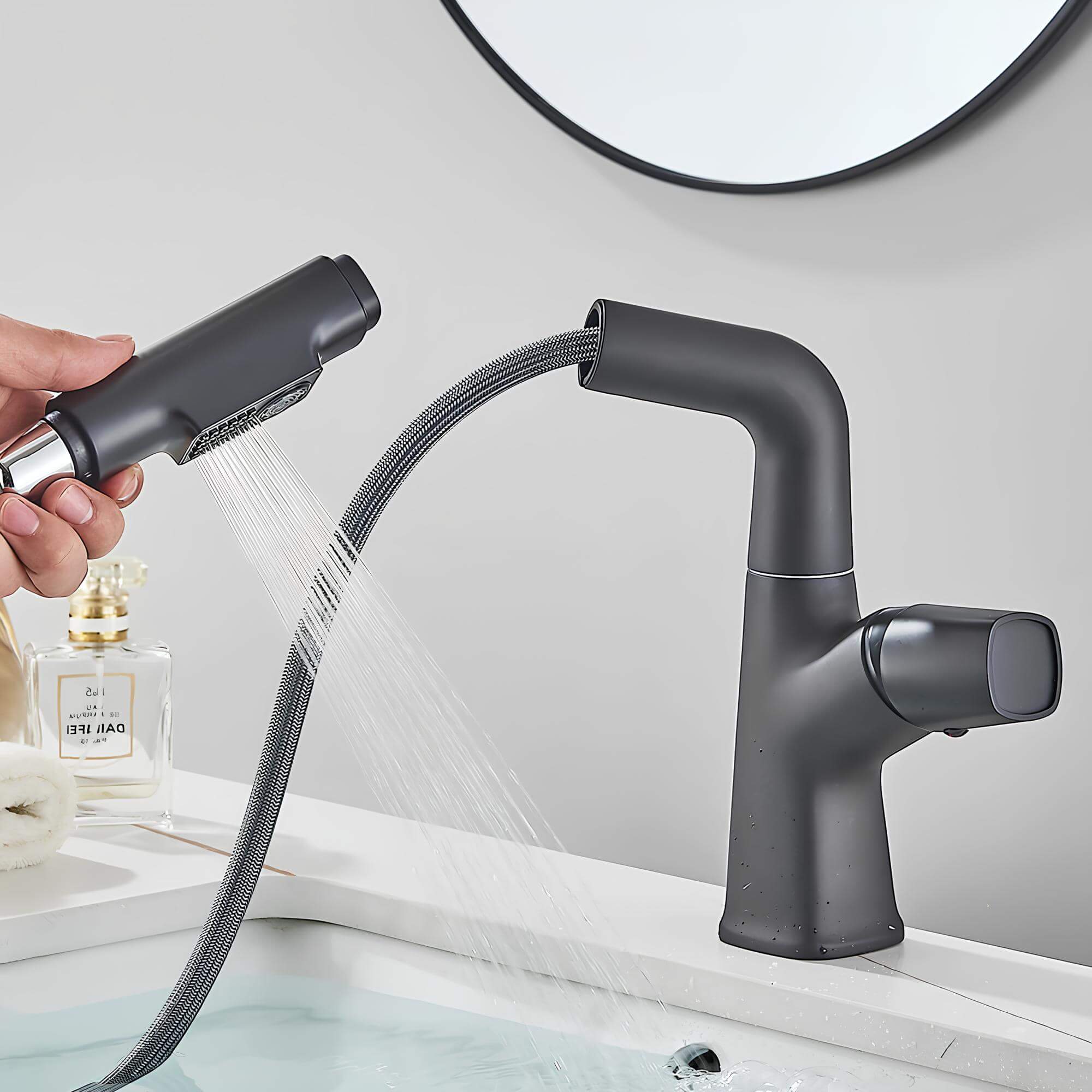 Adjustable kitchen faucet with integrated sprayer and 360° rotation